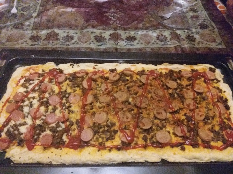 پیتزا مخلوط با تزئین سوسیس