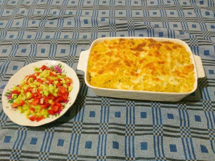 ماکارونی با پنیر، با سالاد شیرازی 