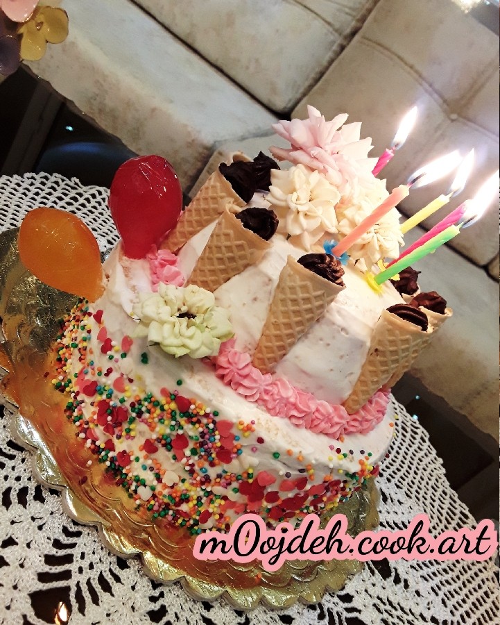 عکس کیک تولد تم تابستانه با فیلینگ موز و شکلات تلخ مژده پز 
