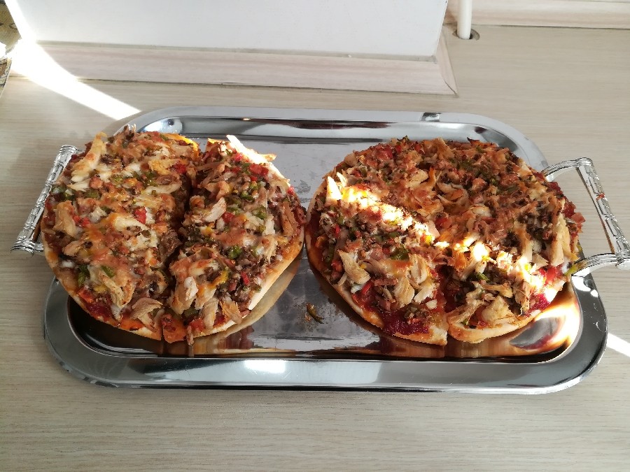 پیتزا مخلوط واسه نهارمون دروست کردم 