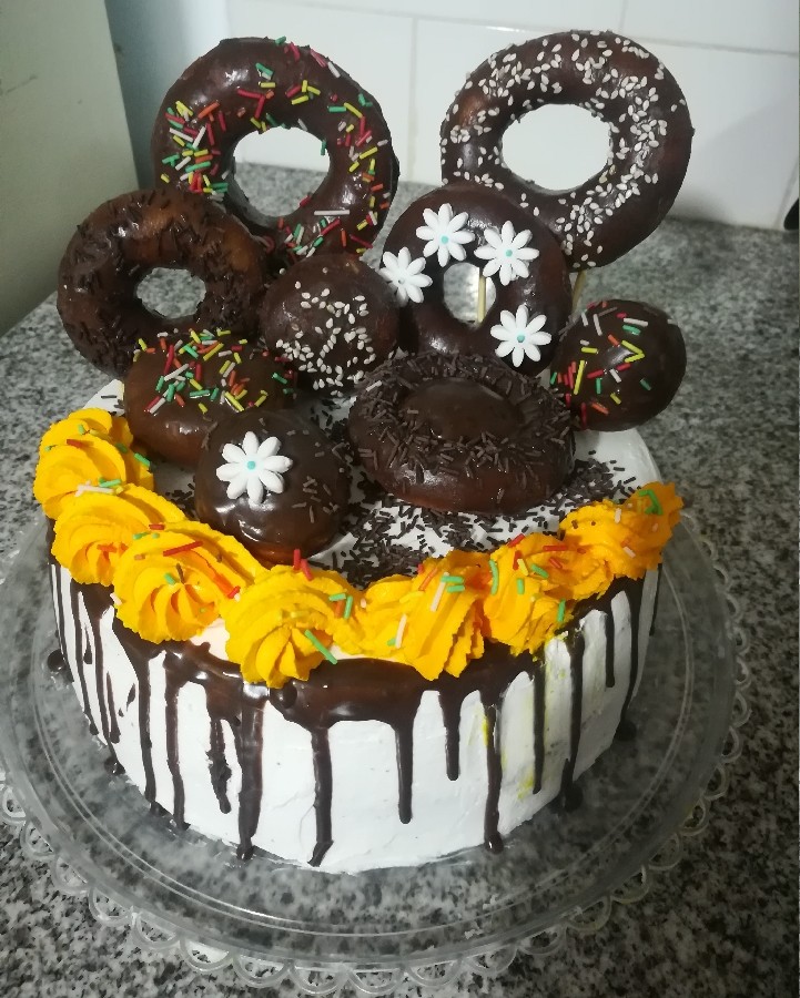 عکس کیک خامه ای با تزئین دونات