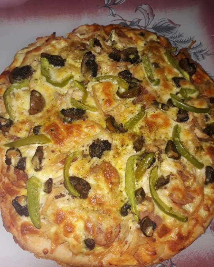 عکس پیتزای مرغ و قارچ با خمیر پیتزا تابه ای