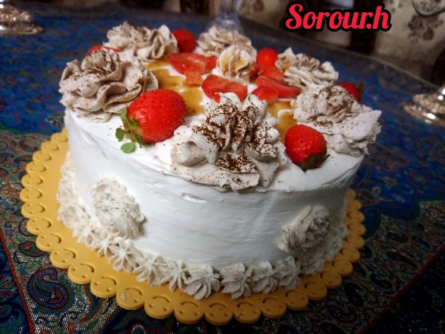 عکس کیک ساده وانیلی با فیلینگ موز، خامه، پودر قهوه و سس کارامل برای تولد بابای مهربونم
