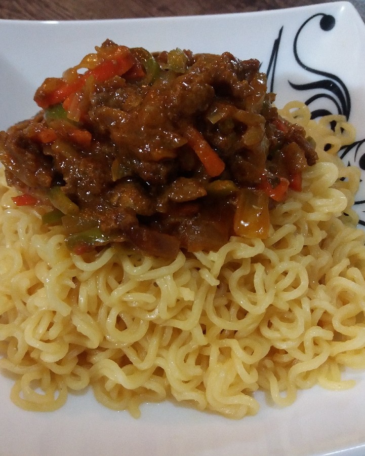 نودل با سس گوشت