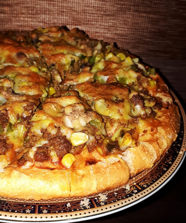 عکس سلام عشقولیا اومدم با ی پیتزای خوشمزههه قارچ وگوشت چرکرده