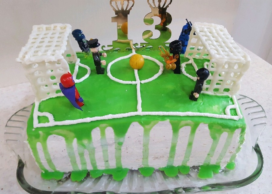 عکس کیک تولد فوتبالی با تورِ دروازه شکلاتی