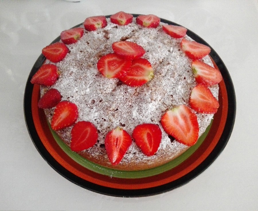 عکس کیک شکلاتی با تزئین توت فرنگی و پودر قند 
