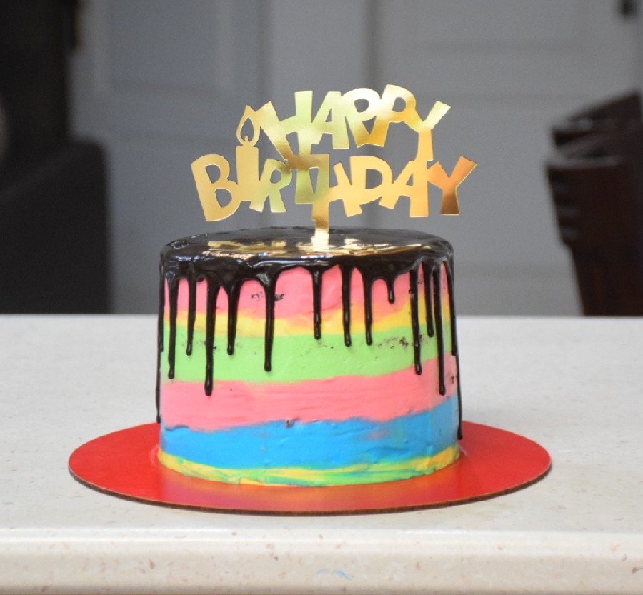 عکس کیک شکلاتی با تزیین رنگین کمان