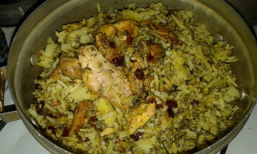 عکس شوید پلو با مرغ 
سلام دوستان گلم...این غذا با برنج خود اصفهان پخته شده ،چون فوق العاده عطر داره و خوشمزه هست 