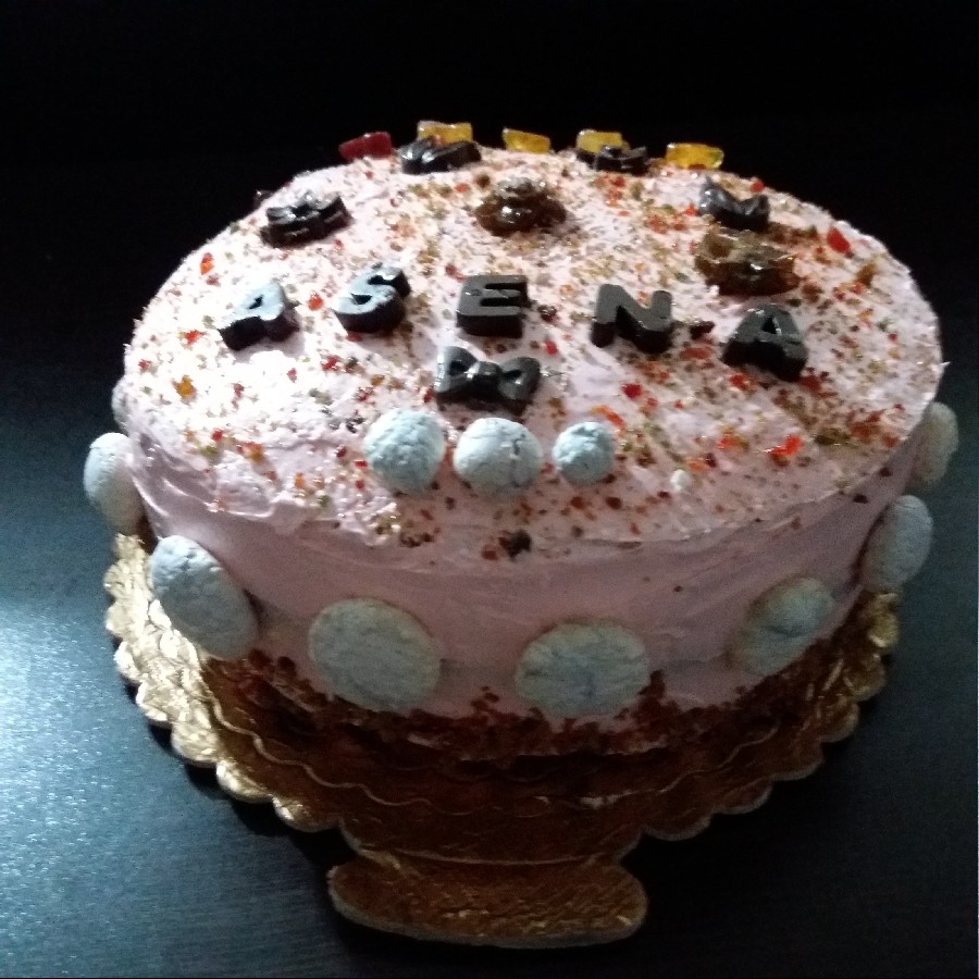 کیک تولد با تزیین آب نبات و شکلات خونگی و مرنگ
