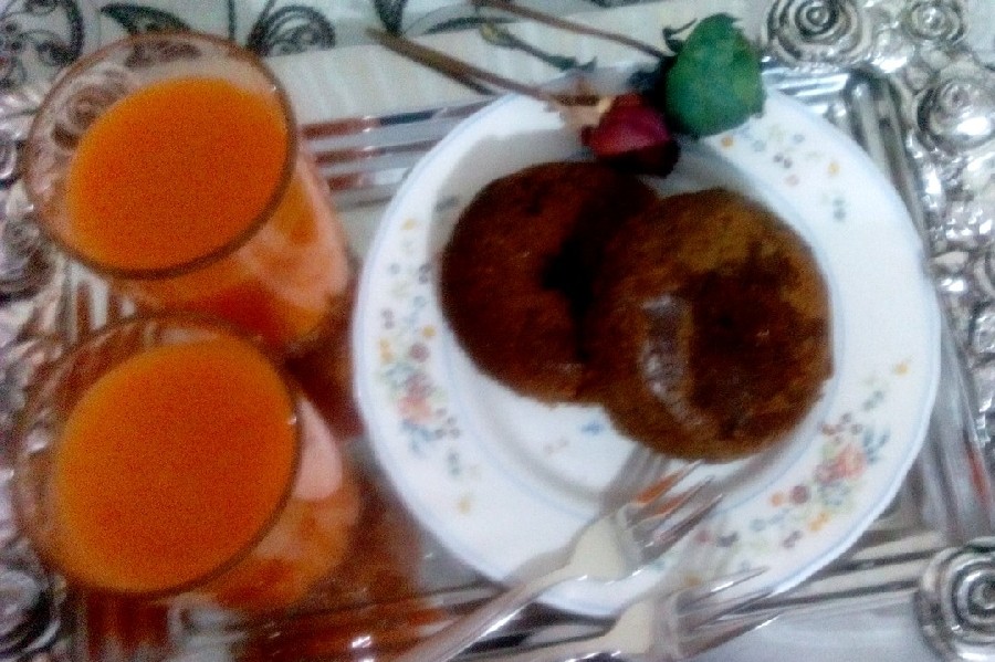 کیک خودم پز به همراه آب هویچ برای همسری