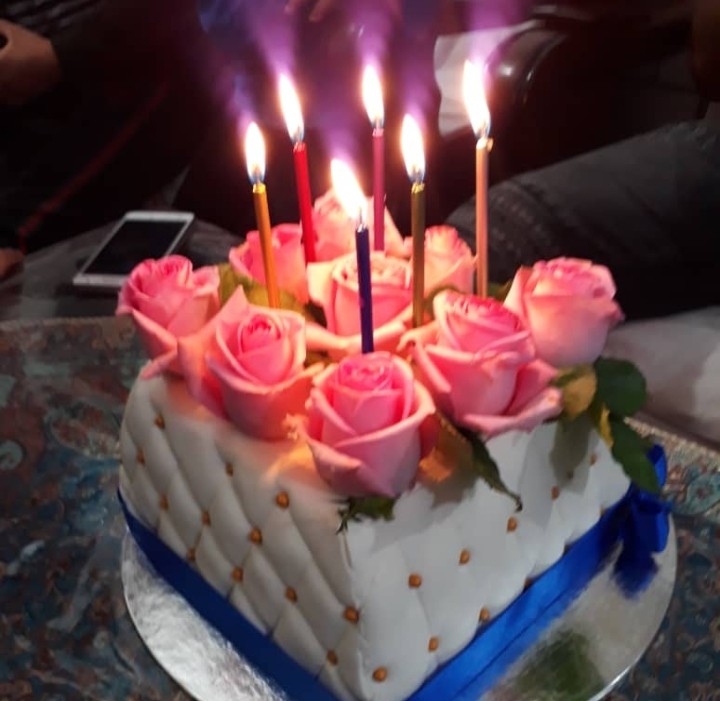 کیک تو۲۹سالگی همسرم 
به شکل باکس کل البته گلها طبیعی بودن