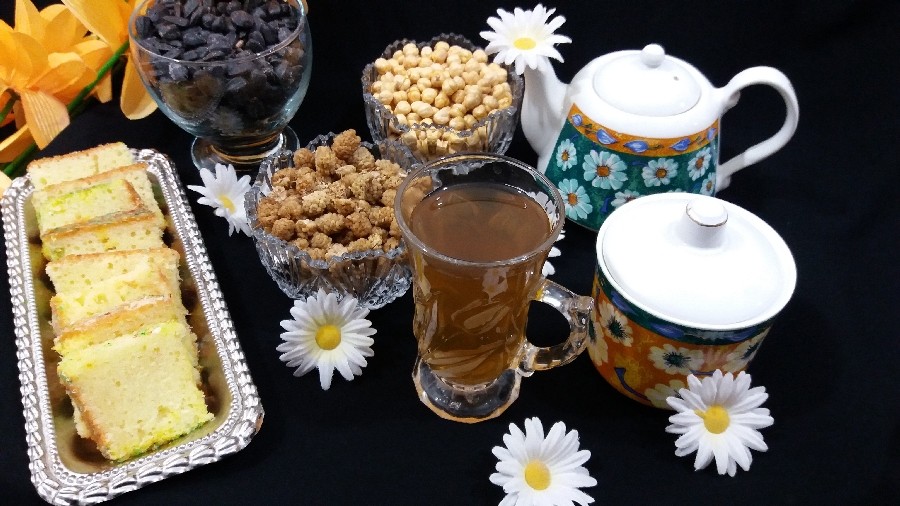 عکس  دمنوش چای بابونه همراه با یه عصرانه مختصر