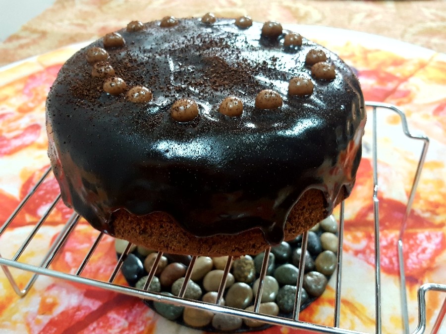 عکس کیک اسفنجی شکلاتی با روکش گاناش و دراژه قهوه