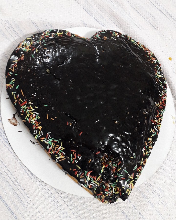 کیک زعفرانی بابافت خیلی نرم وخوشمزه باسس شکلات