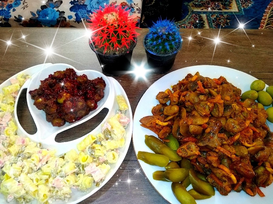 عکس خوراک دل مرغ و قارچ، سالاد ماکارانی، زیتون پرورده