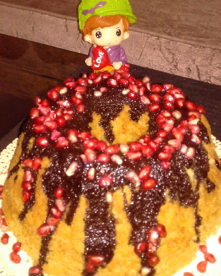 عکس کیک وانیلی با شکلات و انار