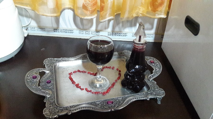 یه آب زرشک طبیعی وترش