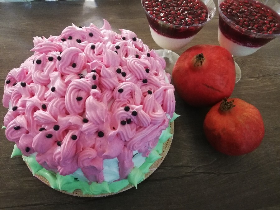 کیک اسفنجی و پاناکوتا انار برای شب یلدا