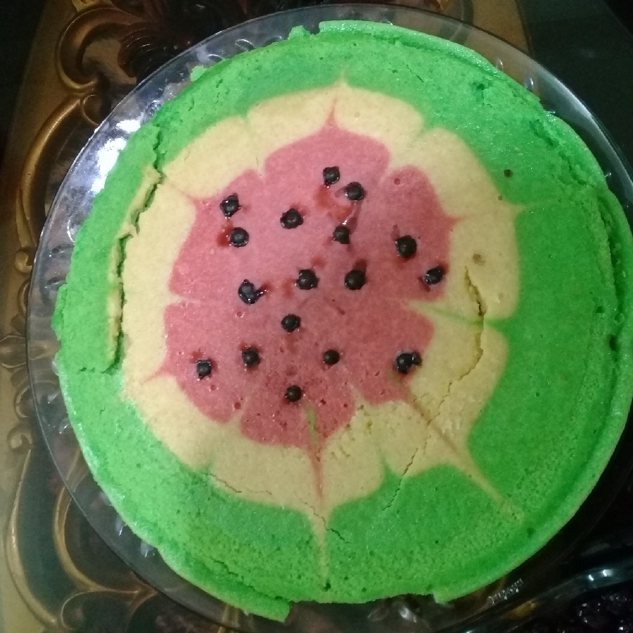 عکس کیک هندوانه ای شرمنده بدظاهره از داخل قابلمه در اوردم بد شد اما جاتون خالی خیلی خوشمزه شده بود