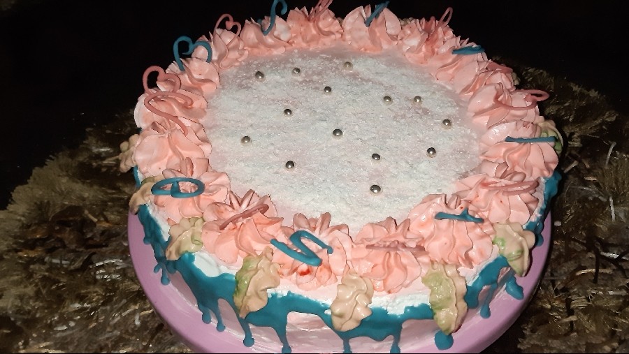 عکس کیک خامه ای با فیلینگ موز و گردو