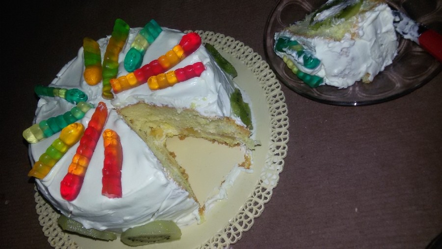 کیک خامه ای باتزئین پاستیل