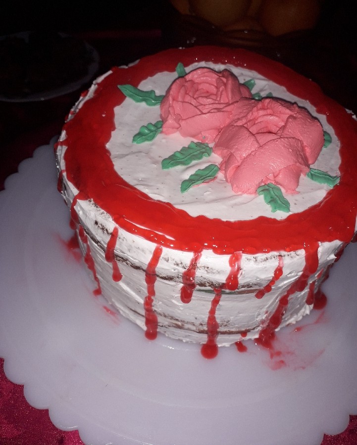 عکس تولد۵۰سالگی مادرم .خامه ام خیلی کم بود واسه دورش کم اومد.بسکوییت دکمه ایی و شیرینی بهشتی وکیک،خودم پز