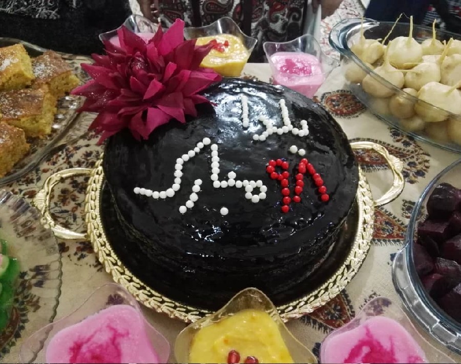 کیک هل و گلاب با فیلینگ موز و گردو و روکش شکلاتی 