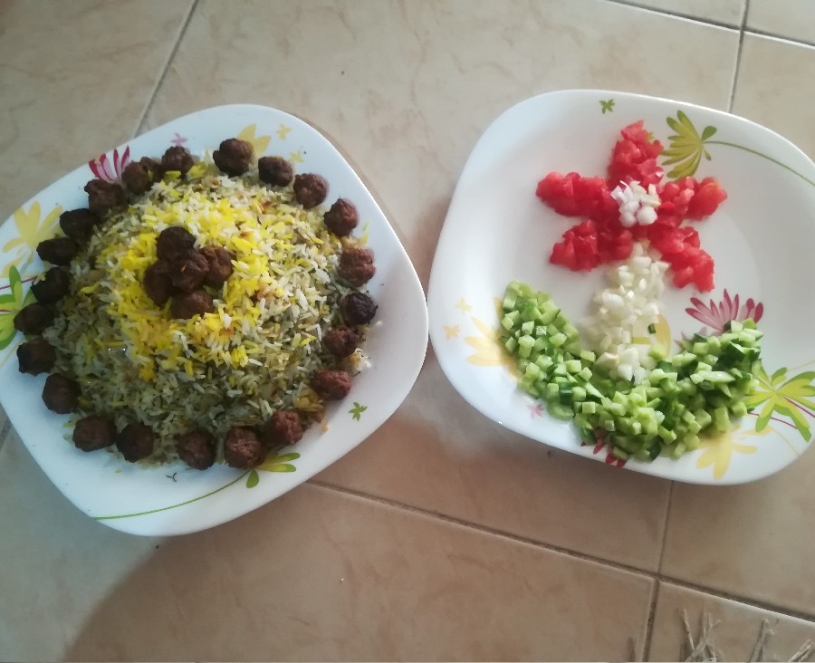 کلم پلو با سالاد شیرازی