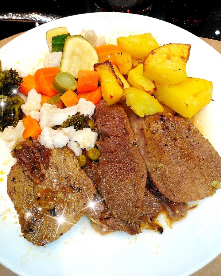 عکس خوراک زبان گوساله با سبزیجات بخار پز 