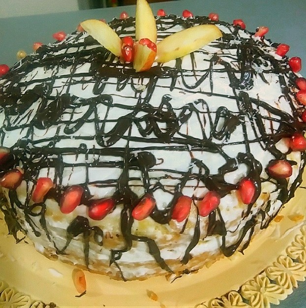 عکس کیک اسفنجی با رویه خامه و سس شکلات