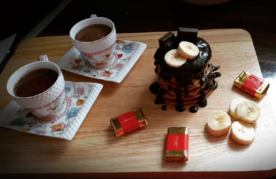 عکس پنکیک موز با شکلات داغ