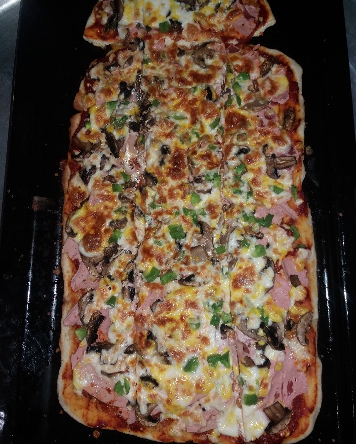 پیتزا پپرونی باخمیر که خودم درست کردم 