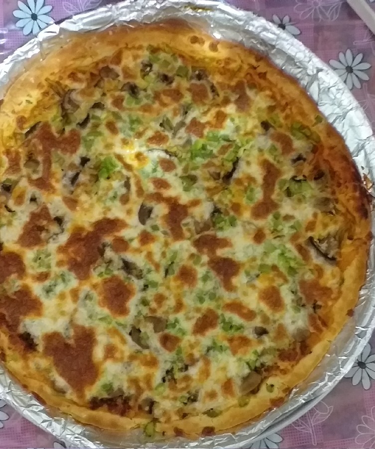 عکس پیتزا مرغ و قارچ 
پیتزا مرغ و قارچ با خمیر جادویی