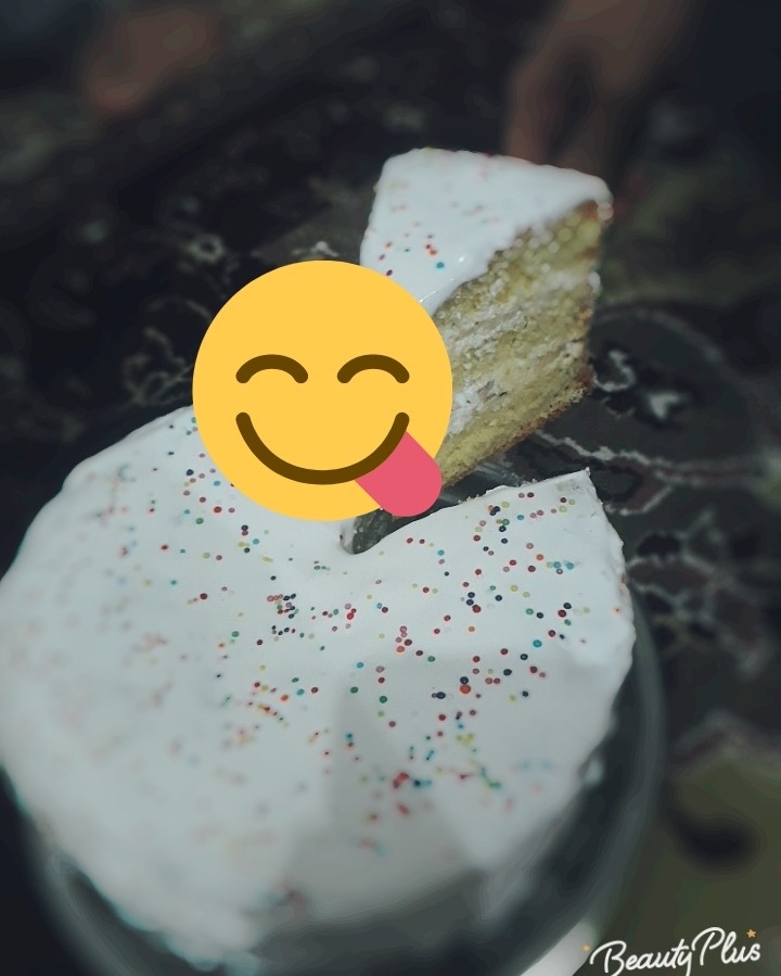 عکس کیک خامه با فیلینگ موز و گردو