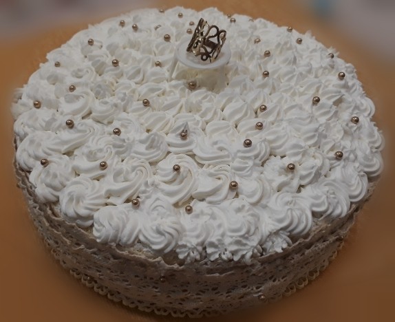 عکس کیک ۶ اُمین سالگرد ازدواجمون❤❤❤
پایه کیک #شیفون هست،با فیلینگ خامه و موز و گردو و شکلات چیپسی 