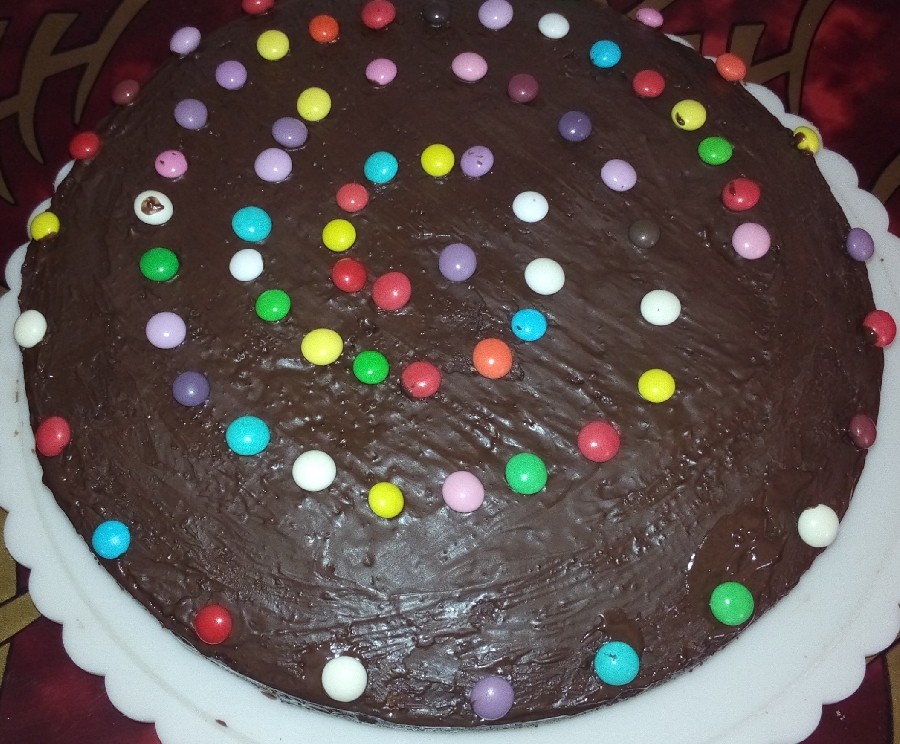 کیک با روکش شکلات 
اولین تجربه شیرینی پزی من برای مامان جونم 