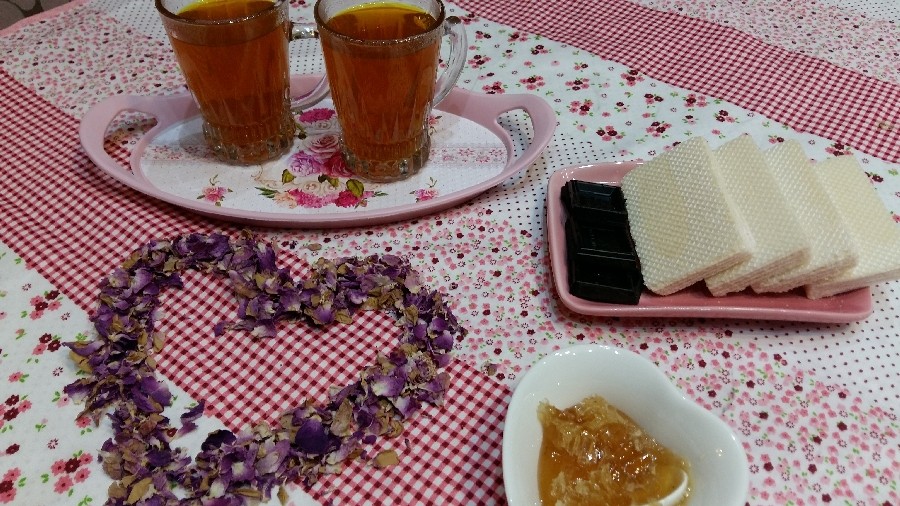 عکس دمنوش زعفران و گل محمدی