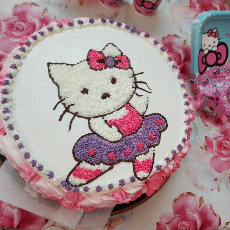کیک کتی برای تولد با فیلینگ موز و گردو