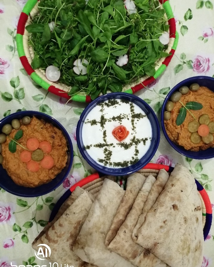 عکس میرزا قاسمی با نان داغ تنوری