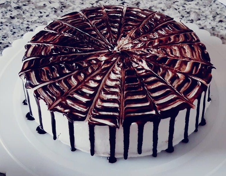 عکس کیک خامه ای شکلاتی با گاناش 