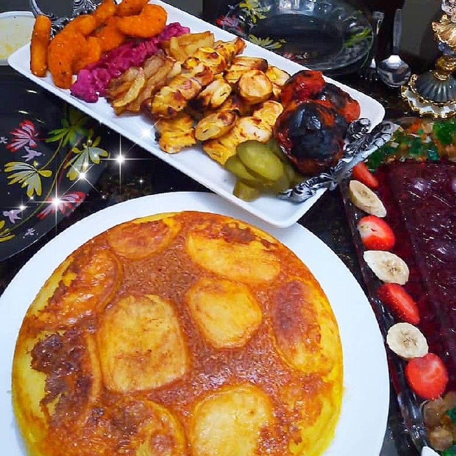 عکس برنج قالبی با ته دیگ سیب زمینی، جوجه حلزونی و میگو سوخاری