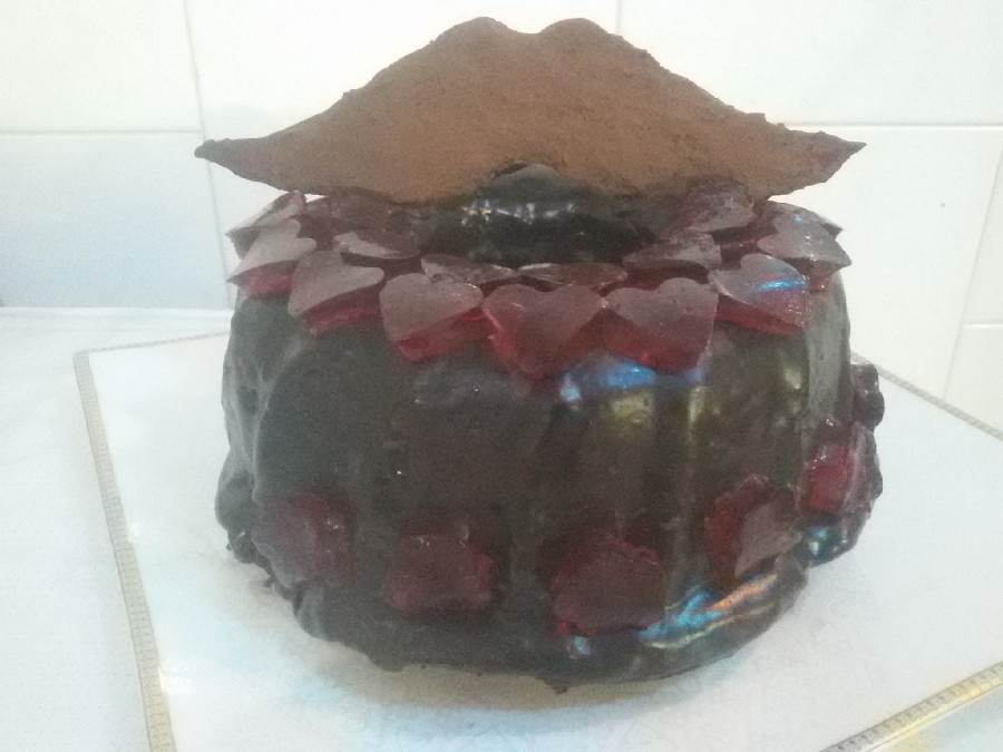 عکس کیک شکلاتی اسفنجی روز پدر با تم سبیل 