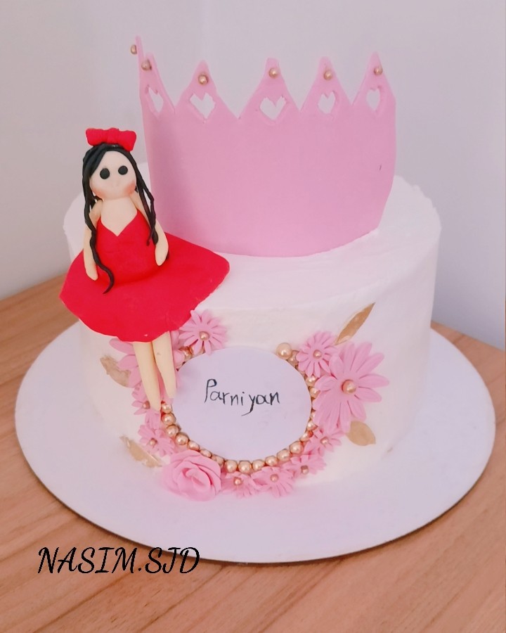 عکس کیک سفارشی برای تولد دختر خواهرشوهرم?
کیک خامه ای با تزیینات فوندانت