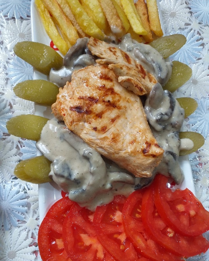 عکس مرغ گریل شده با سس قارچ