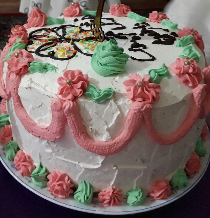 عکس کیک تولد دخترم برای اولین بار اولش زیاد راضی به نطر نمیومد اما بعد تزیین خوشش اومد 