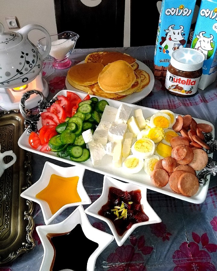 عکس صبحانه جمعه 8 فروردین با پن کیک