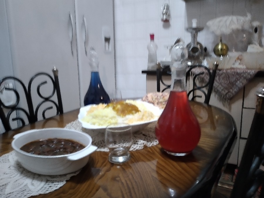 عکس میز غذا ، پلو ،داودپاشا،سالاد اندونیزی،شربت گل پنیرک،شربت آلبالو