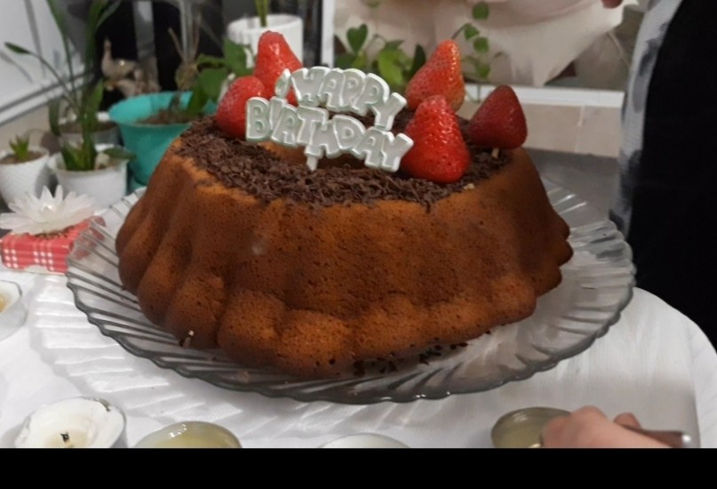 کیک اسفنجی با تزیین ساده ولی خوشکل