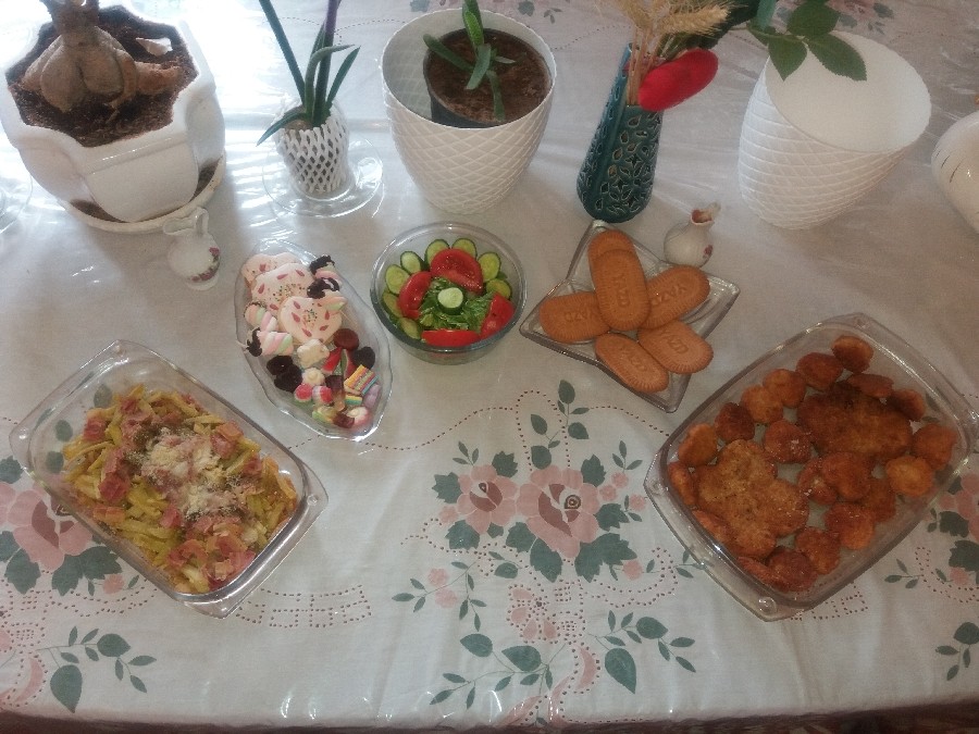 ناگت مرغ به همراه چیپس پنیری